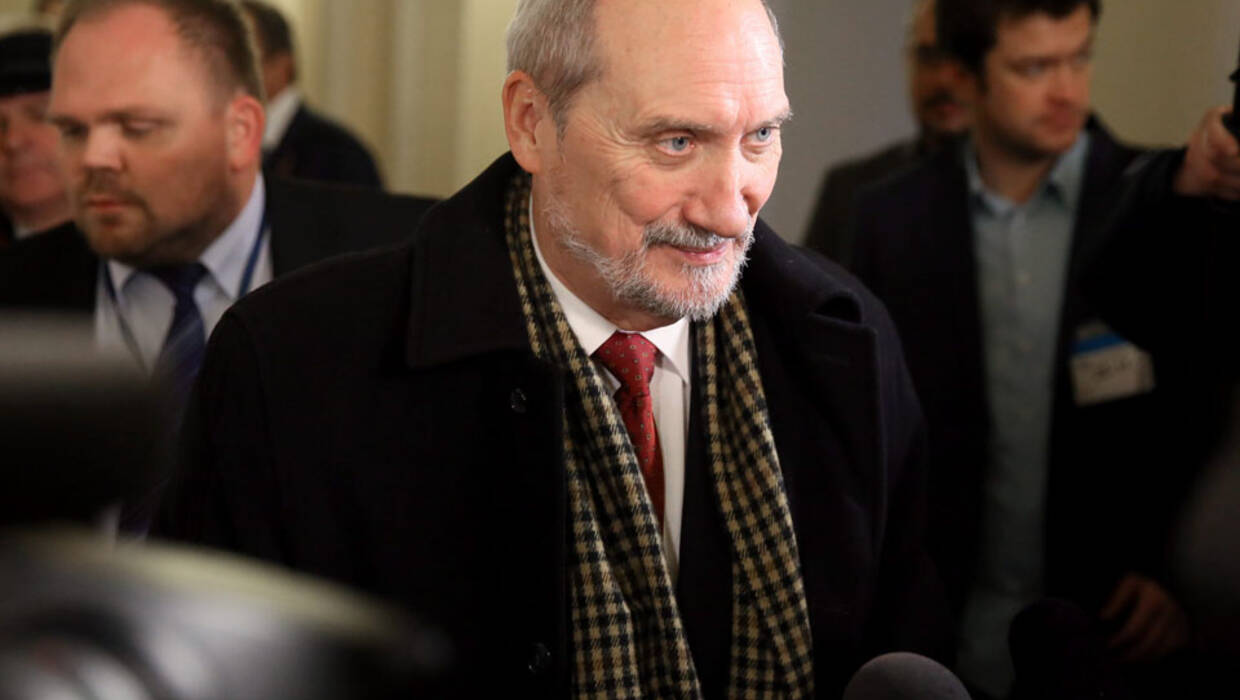 Warszawa, 02.12.2016. Minister Obrony Narodowej Antoni Macierewicz (P) i gen. armii Stepan Połtorak (L) podpisali umowę ogólną między Rzeczpospolitą Polską a Ukrainą w sprawie wzajemnej współpracy w dziedzinie obronności. Prezydent Petro Poroszenko przebywa z oficjalną dwudniową wizytą w Polsce. (cat)  Fot. PAP/Jacek Turczyk