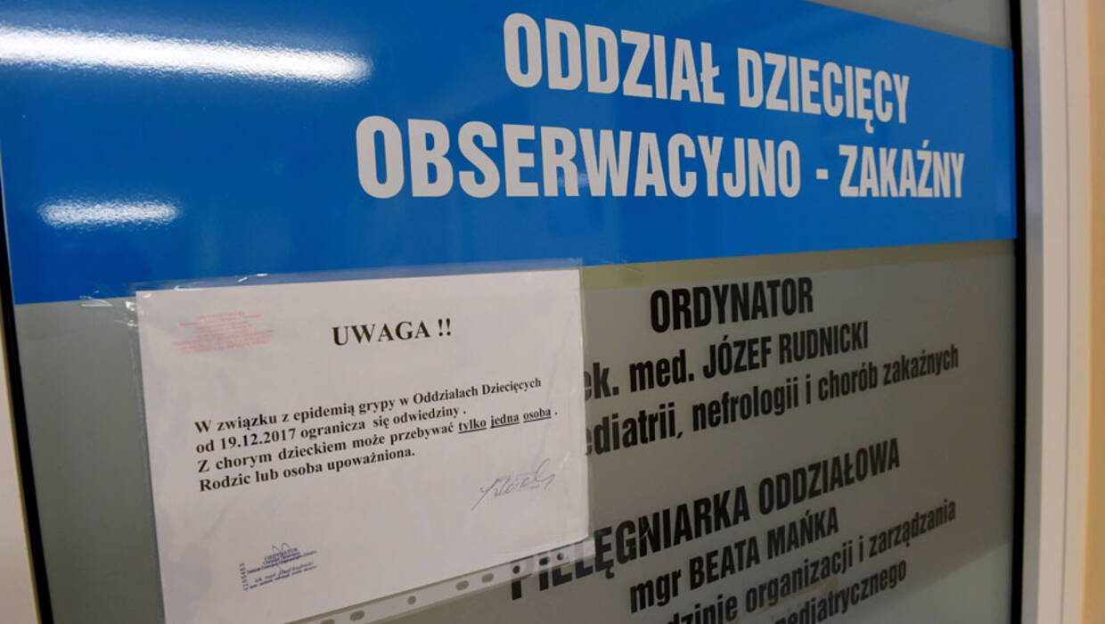 Szczecin, 23.02.2018. Informacja o ograniczeniu odwiedzin na oddziale dziecięcym w Szpitalu Wojewódzkim w Szczecinie, 23 bm. W szpitalu przebywa obecnie 50 pacjentów z wirusem grypy. Wciąż przybywa chorych z tym rozpoznaniem.  Archiwum fot. PAP/Marcin Bielecki 