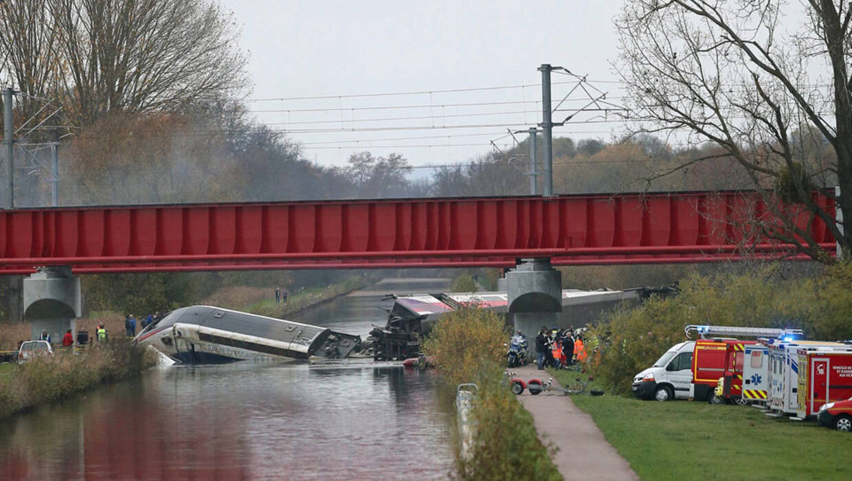 epa05025465 General view of a crash of a TGV train that fell from a bridge in Eckwersheim, near to Strasbourg, France, 14 November 2015. Five people were reported dead and about 60 injured. The train derailed while on a bridge and the cars fell into the Marne-Rhine canal, to reports. There have been no terror-related reports and no links to the attacks of the previous night in Paris.  EPA/JEAN MARC LOOS FRANCE OUT / CORBIS OUT 
Dostawca: PAP/EPA. PAP/EPA © 2015 / JEAN MARC LOOS