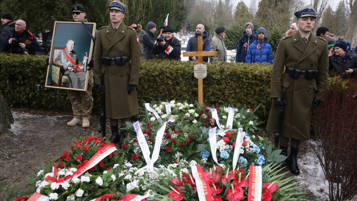 Warszawa, 25.01.2017. Uroczystości pogrzebowe Janusza "Gryfa" Brochwicza-Lewińskiego, 25 bm. na Cmentarzu Wojskowym na Powązkach w Warszawie. Gen. Janusz Brochwicz-Lewiński ps. Gryf, bohater powstania warszawskiego, żołnierz batalionu AK "Parasol", dowódca grupy szturmowej, która broniła Pałacyku Michla na Woli, zmarł 5 bm. (mr) PAP/Tomasz Gzell PAP © 2017 / Tomasz Gzell