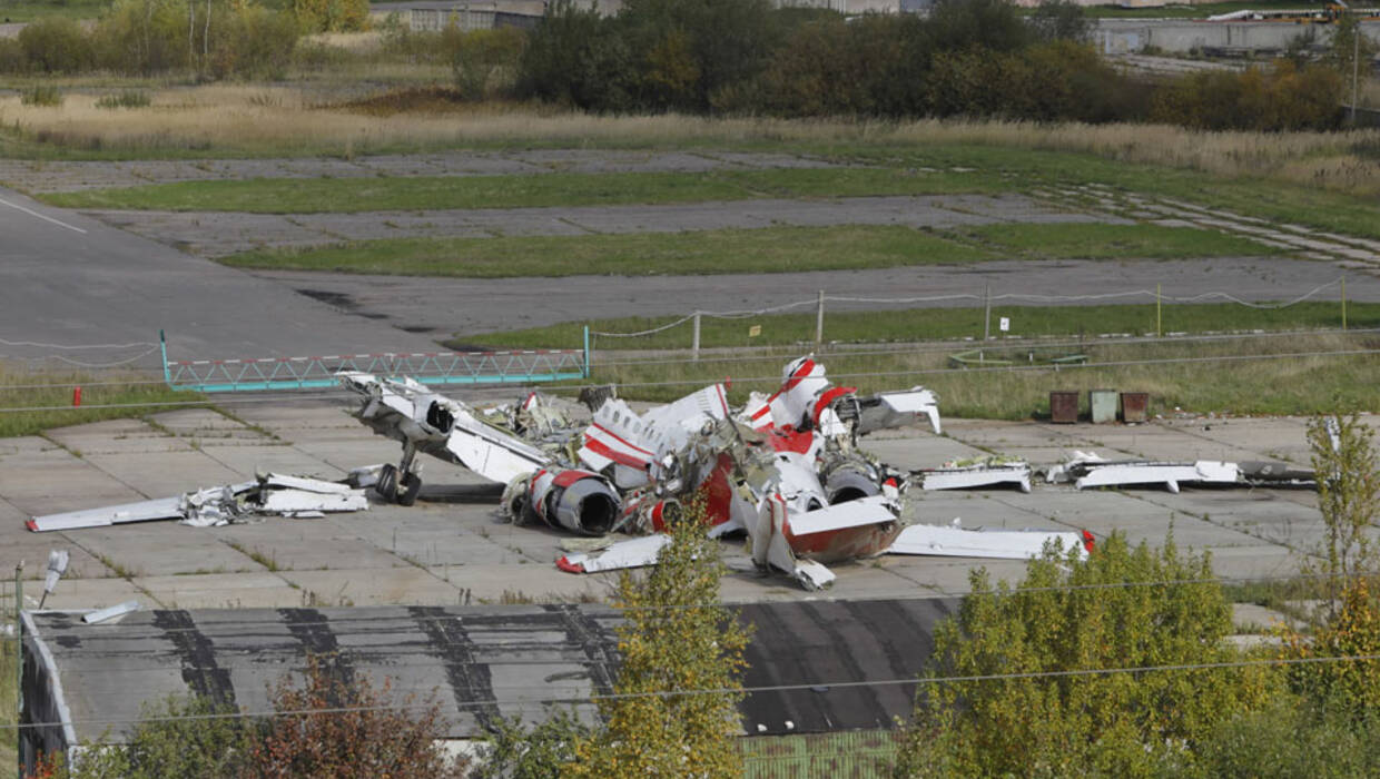 Smolensk, Rosja, 01.10.2010. Szczatki polskiego samolotu Tu-154M na terenie wojskowego lotniska Siewiernyj w Smolensku, 1 bm. Polscy dziennikarze Arleta Bojke z TVP, Przemyslaw Marzec z radia RMF i Marek Osiecimski z TVN24 oraz ich operatorzy zostali 1 bm. zatrzymani w Smolensku przez zolnierzy rosyjskich pod zarzutem wejscia na teren wojskowy. Tu-154M rozbil sie 10 kwietnia 2010 roku, w katastrofie zginal m.in. prezydent Lech Kaczynski i jego zona Maria. (mr) PAP/YURI KOCHETKOV ***Zdjecie do depeszy PAP pt. Rosja/ Polscy dziennikarze zatrzymani w Smolensku*** PAP/EPA SPECIAL FOR PAP / YURI KOCHETKOV