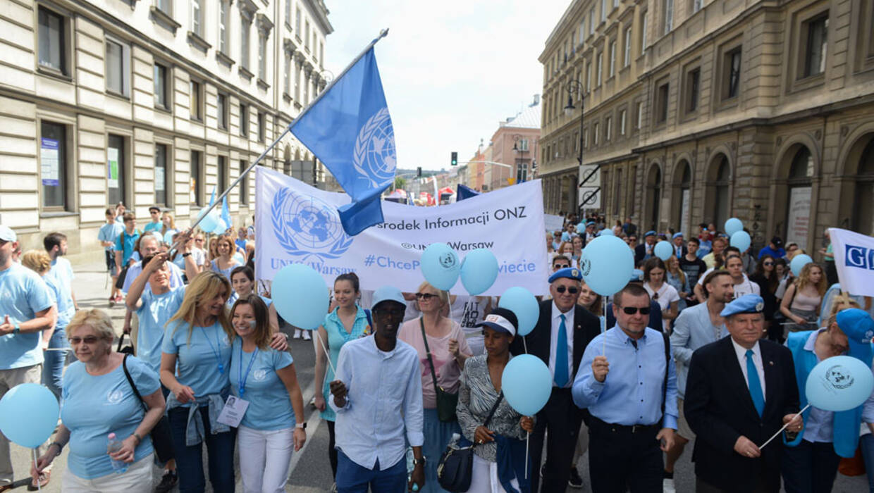 Warszawa, 10.06.2017. Uczestnicy "Błękitnego Marszu Pokoju" na ulicach Warszawy, 10 bm. Marsz pod hasłem #ChcePokojuNaSwiecie zorganizował Ośrodek Informacji ONZ w Warszawie przy współpracy z Europejskim Stowarzyszeniem Studentów Prawa ELSA Warszawa. (zuz) PAP/Jakub Kamiński PAP © 2017 / Jakub Kamiński