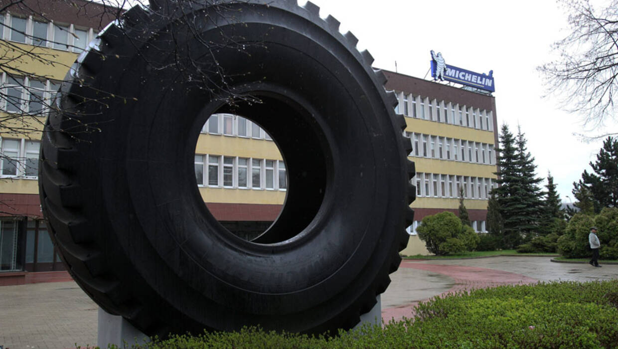 Olsztyn, 14.04.2014. Pierwsza z planowanych linii technologicznych w Zakładzie Opon Rolniczych została uruchomiona 14 bm., w fabryce Michelin w Olsztynie. Modernizacja zakładu, podczas której zbudowane zostaną nowe hale, wyposażone w nowoczesne maszyny służące m.in. automatyzacji i modernizacji procesu wulkanizacji opon rolniczych, ma kosztować 413 mln zł. Nz. Opona do pojazdów górniczych. Największa na świecie opona, produkowana przez koncern Michelin, na skwerze przed  fabryką opon Michelin Polska S.A. (tw/awol) PAP/Tomasz Waszczuk Archiwum PAP © 2018 / Tomasz Waszczuk