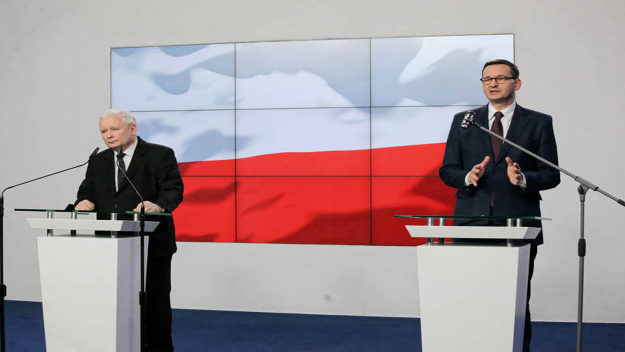 Warszawa, 08.11.2019. Premier Mateusz Morawiecki (P) oraz prezes Prawa i Sprawiedliwości Jarosław Kaczyński (L) podczas konferencji prasowej w Warszawie. Fot. PAP/Mateusz Marek