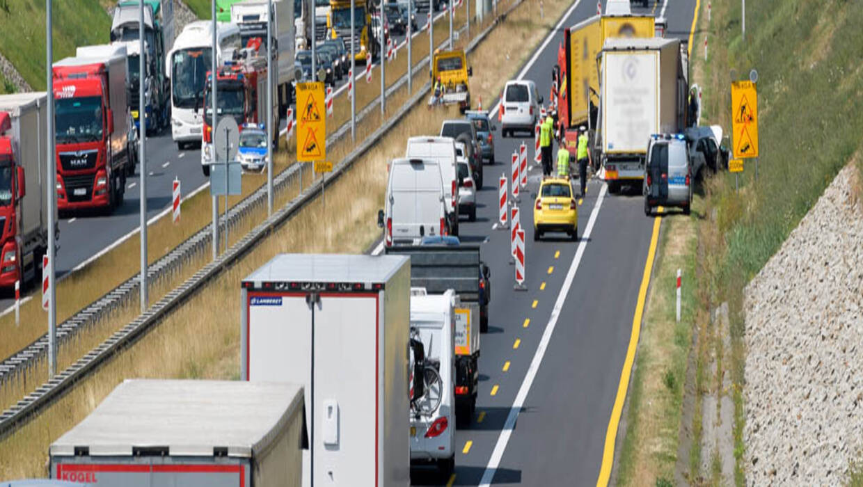 Wypadek na autostradzie. Fot. PAP/Jakub Kaczmarczyk 