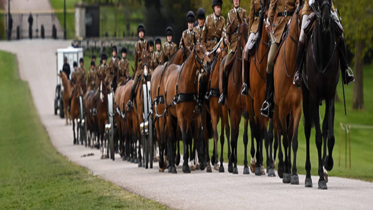 Członkowie Królewskiego Oddziału Królewskiej Artylerii Konnej jadą Długim Spacerem z trzema działami w trakcie przygotowań przed ceremonią pogrzebową brytyjskiego księcia Filipa przed zamkiem Windsor w Wielkiej Brytanii. Fot. PAP/EPA / ANDY RAIN