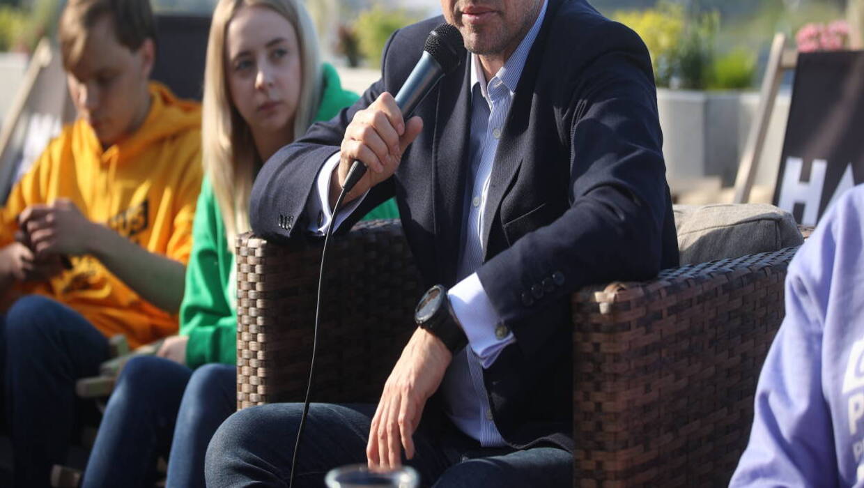 Rafał Trzaskowski podczas konferencji prasowej z uczestnikami Campusu 2022 Fot. PAP/Łukasz Gągulski