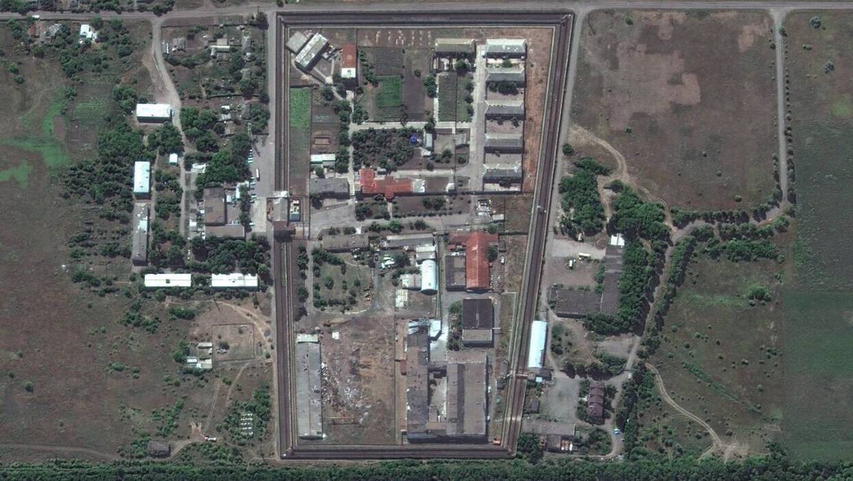 Zdjęcia satelitarne ukazujące skutki ataku w Ołeniwce. Fot. Twitter/Podolyak_M