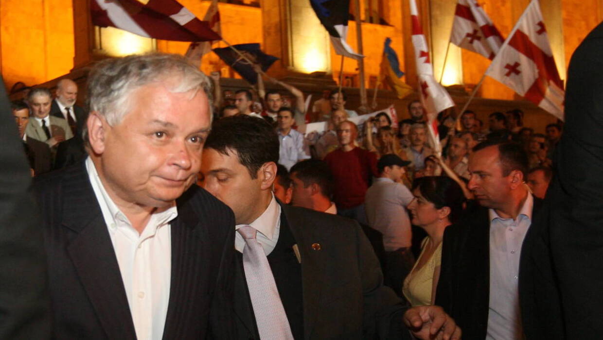 Prezydent Lech Kaczyński podczas wiecu w Tbilisi w 2008 r., Fot. PAP/Radek Pietruszka