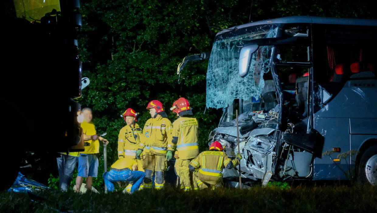 Służby na miejscu tragicznego wypadku w miejscowości Kleszczów. Fot. PAP/Hanna Bardo