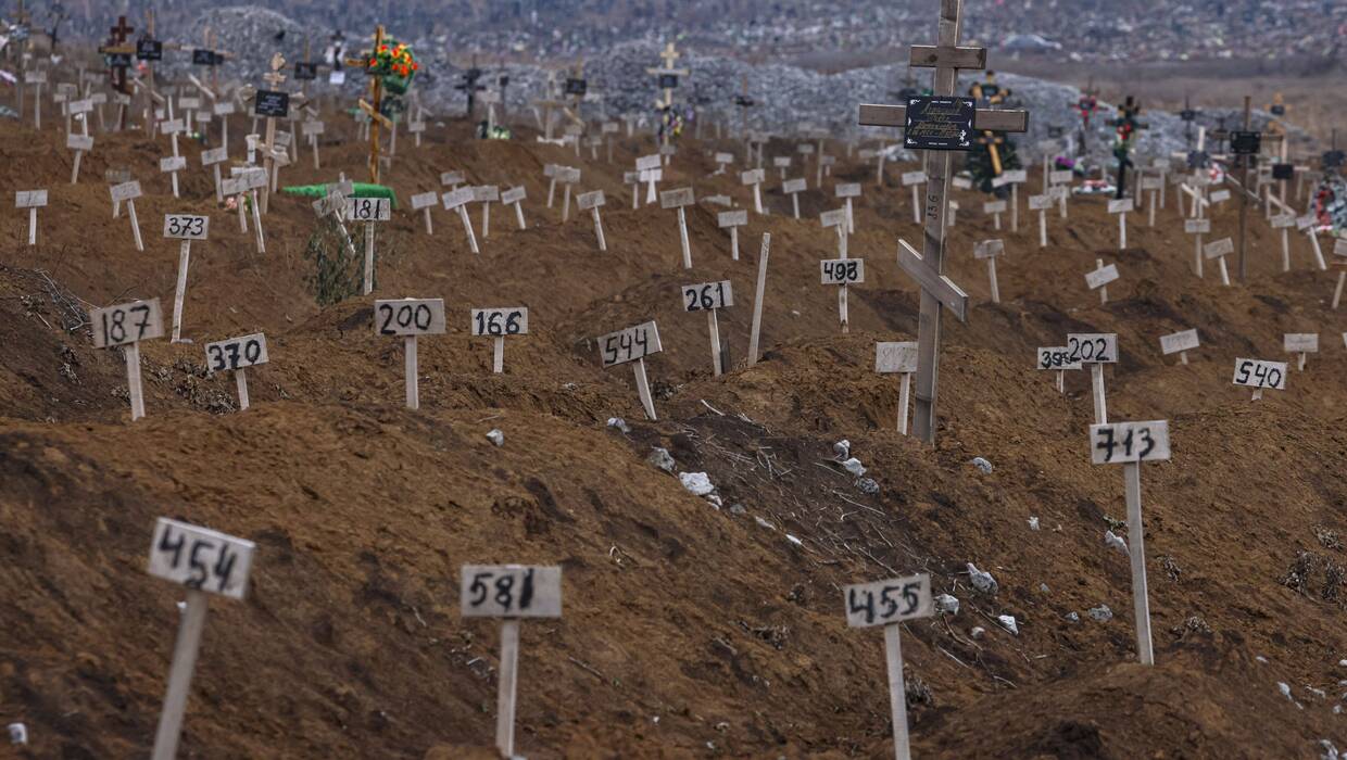 Groby niezidentyfikowanych żołnierzy w Mariupolu. Fot. PAP/EPA/SERGEI ILNITSKY 