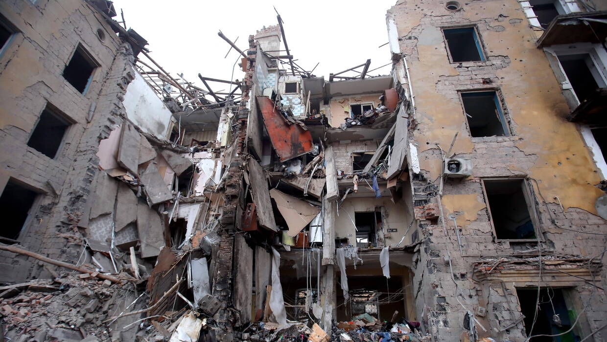 Zbombardowany budynek w Ukrainie. Fot. PAP/UKRINFORM