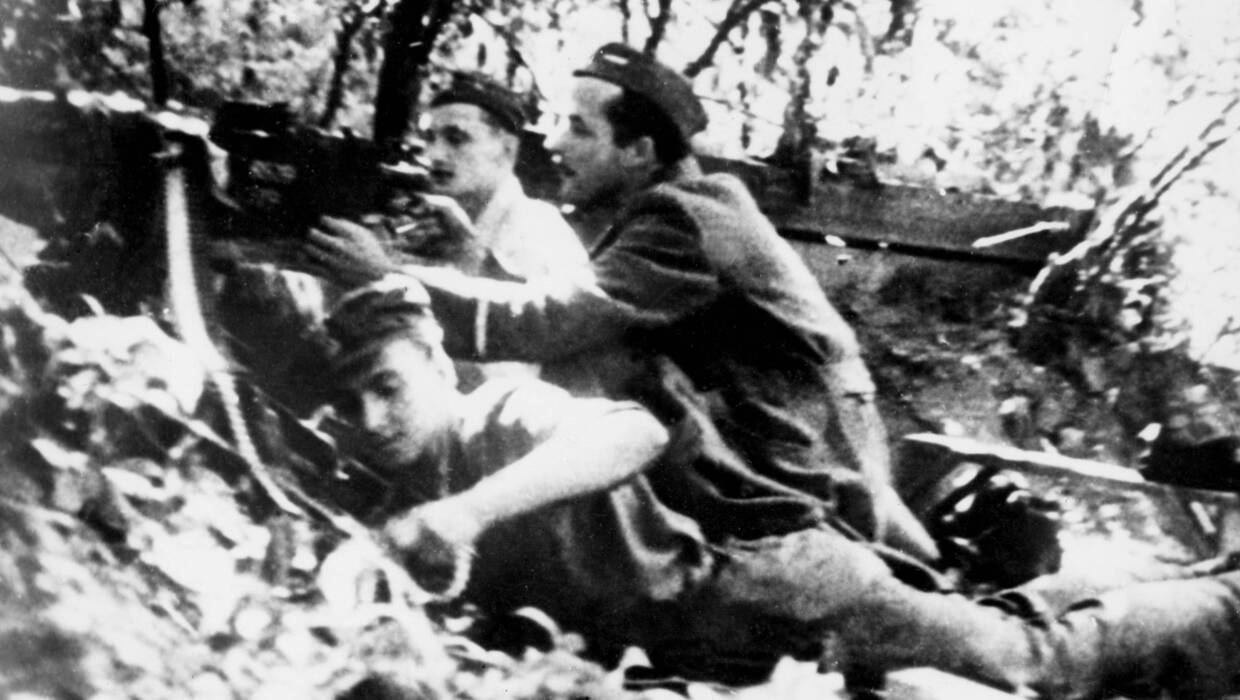 Żydowscy bojowcy w getcie warszawskim, fot. PAP/Photoshot