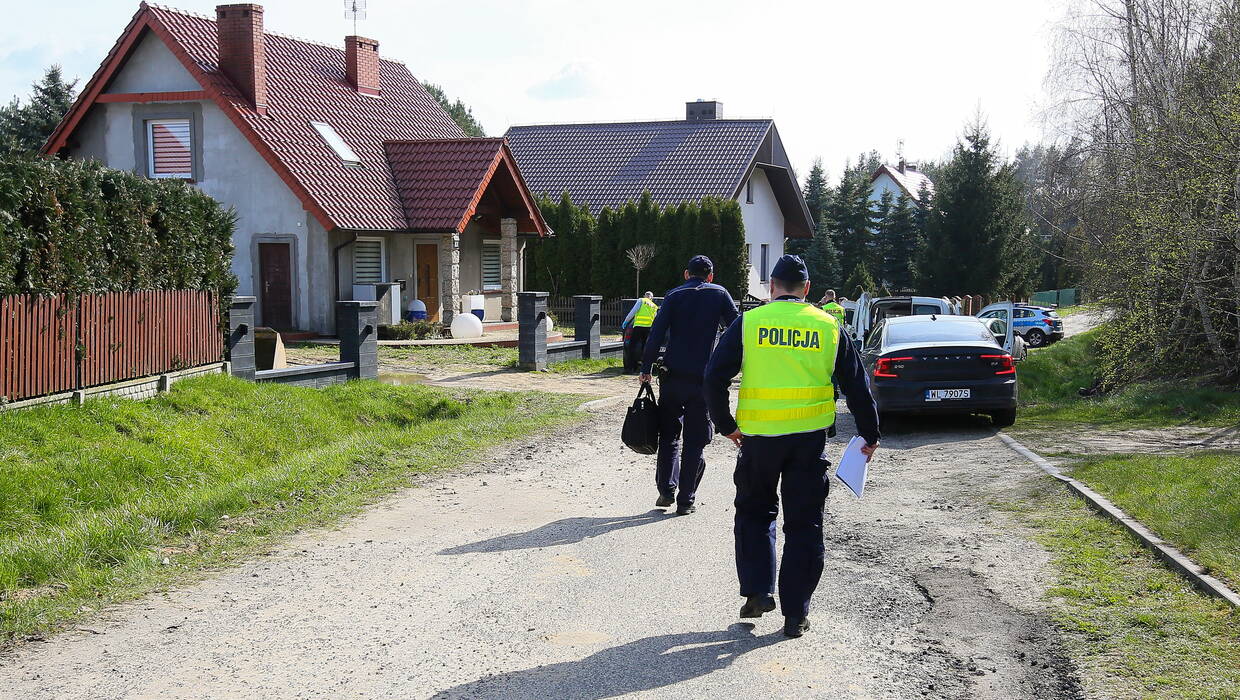  Służby na miejscu zdarzenia w Kobylej Górze, fot. PAP/Tomasz Wojtasik