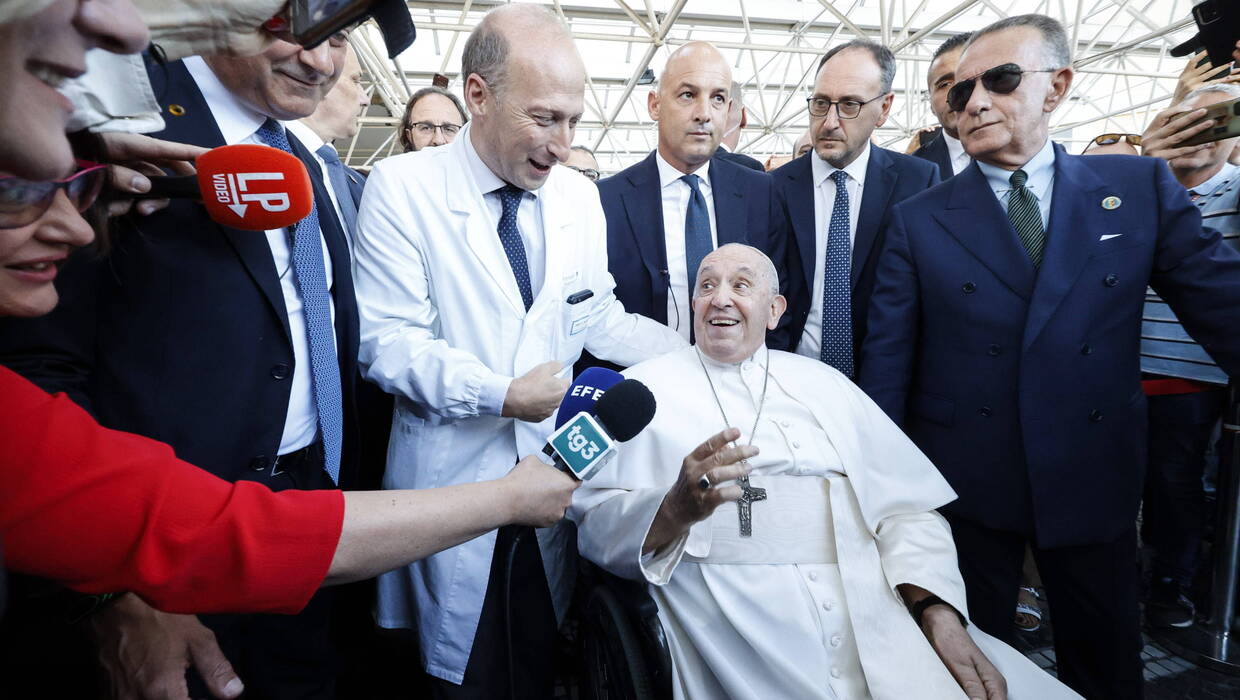 Papież Franciszek opuszcza klinikę Gemelli, Fot. PAP/EPA/FABIO FRUSTACI