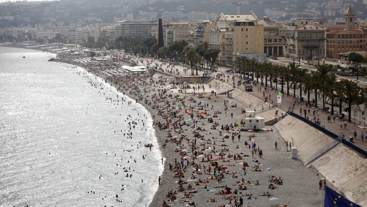 Plaża w Nicei Fot. PAP/EPA/SEBASTIEN NOGIER