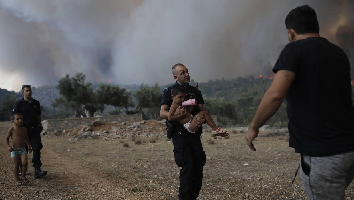 Ewakuacja na Korfu. Fot. PAP/EPA/KOSTAS TSIRONIS