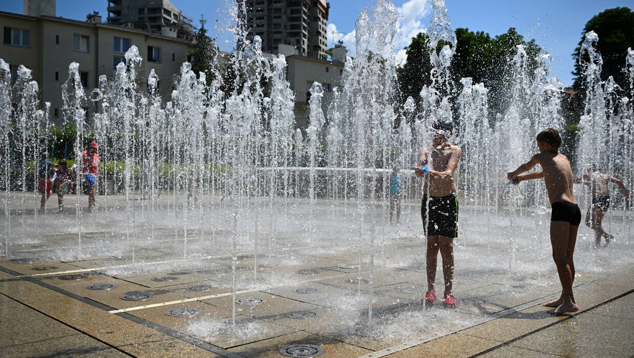 Dzieci bawią się przy fontannie multimedialnej w Rzeszowie Fot.PAP/Darek Delmanowicz