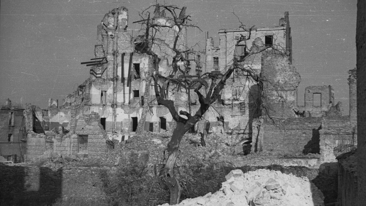 Zniszczone podczas II wojny światowej kamienice w okolicach Starego Miasta Fot. PAP/CAF