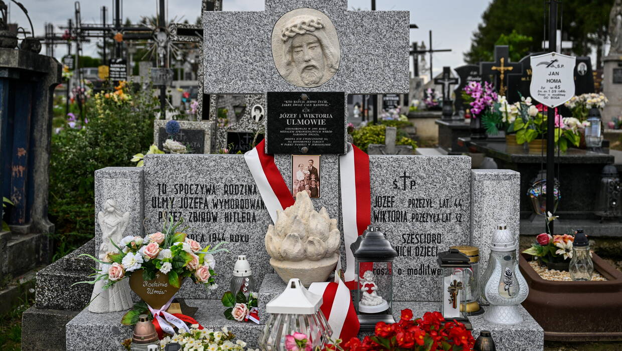Grób w którym przed ekshumacją spoczywała rodzina Ulmów na cmentarzu w Markowej, Fot. PAP/Darek Delmanowicz