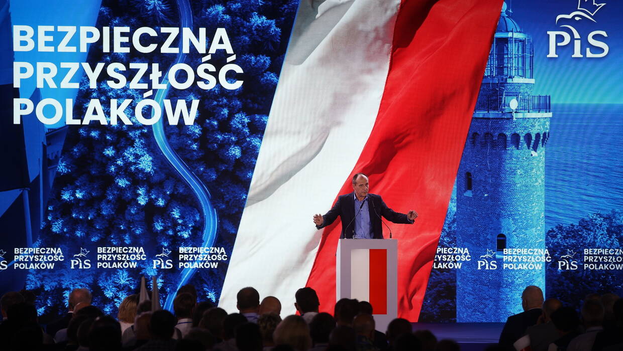  Kampania wyborcza do parlamentu 2023. Lider Kukiz'15 Paweł Kukiz podczas konferencji programowej Prawa i Sprawiedliwości w Końskich, fot. PAP/Łukasz Gągulski