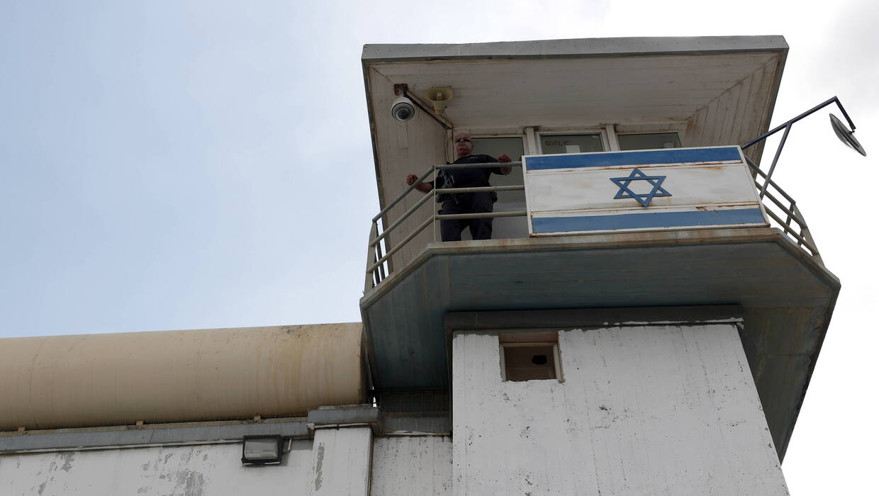 Izraelski strażnik na wieży więziennej, fot. PAP/EPA/ATEF SAFADI
