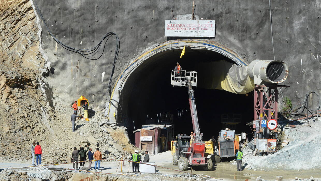 Zawalony tunel w Himalajach. Fot.  PAP/EPA/ABHYUDAYA KOTNALA