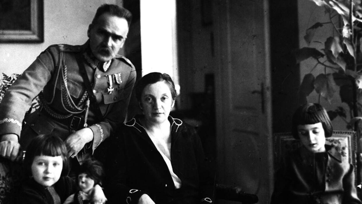 Warszawa po 1926 r. Marszałek Józef Piłsudski z żoną Aleksandrą Szczerbińską i córkami Wandą i Jadwigą w Belwederze. Fot. PAP/Reprodukcja