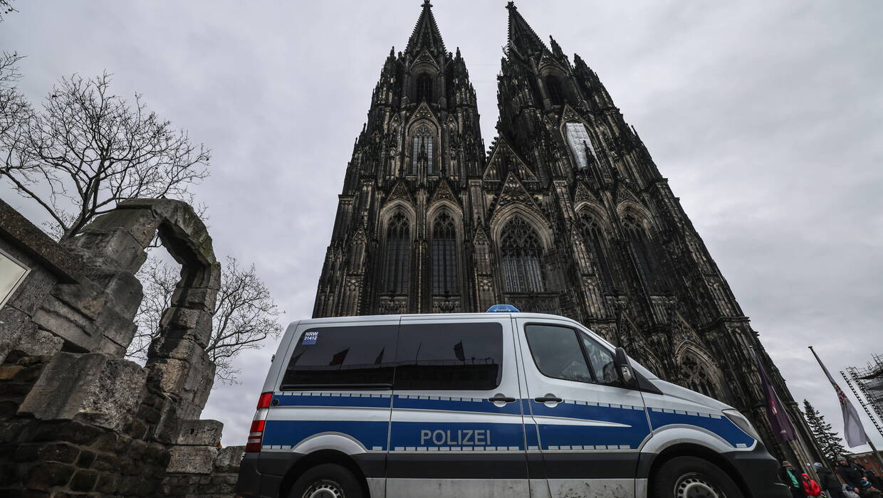 Policja przed katedrą w Kolonii Fot. Oliver Berg/PAP/DPA