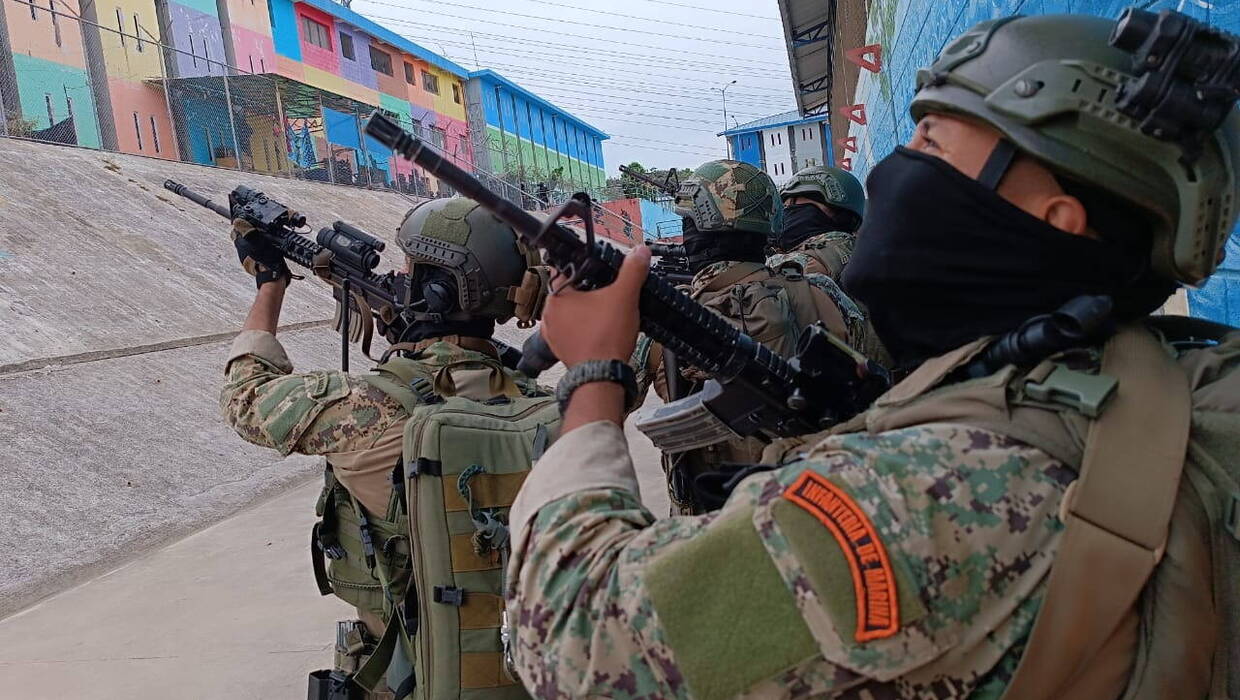 Wkrótce po wtargnięciu napastników do studia prezydent Noboa ogłosił dekret, w którym uznał, że w kraju trwa „wewnętrzny konflikt zbrojny”. Fot. PAP/EPA/Armed Forces of Ecuador HANDOUT