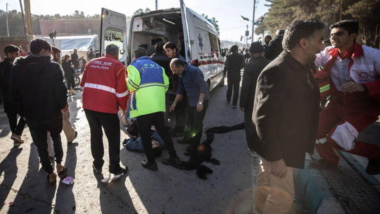 Ratownicy działający po ataku terrorystycznym w Iranie. Fot. PAP/EPA/MEHR NEWS 