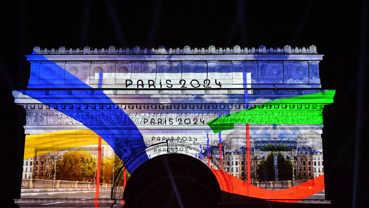 Projekt graficzny IO 2024 na Łuku Triumfalnym w Paryżu, fot. PAP/Abaca/Abdullah Firas/ABACA