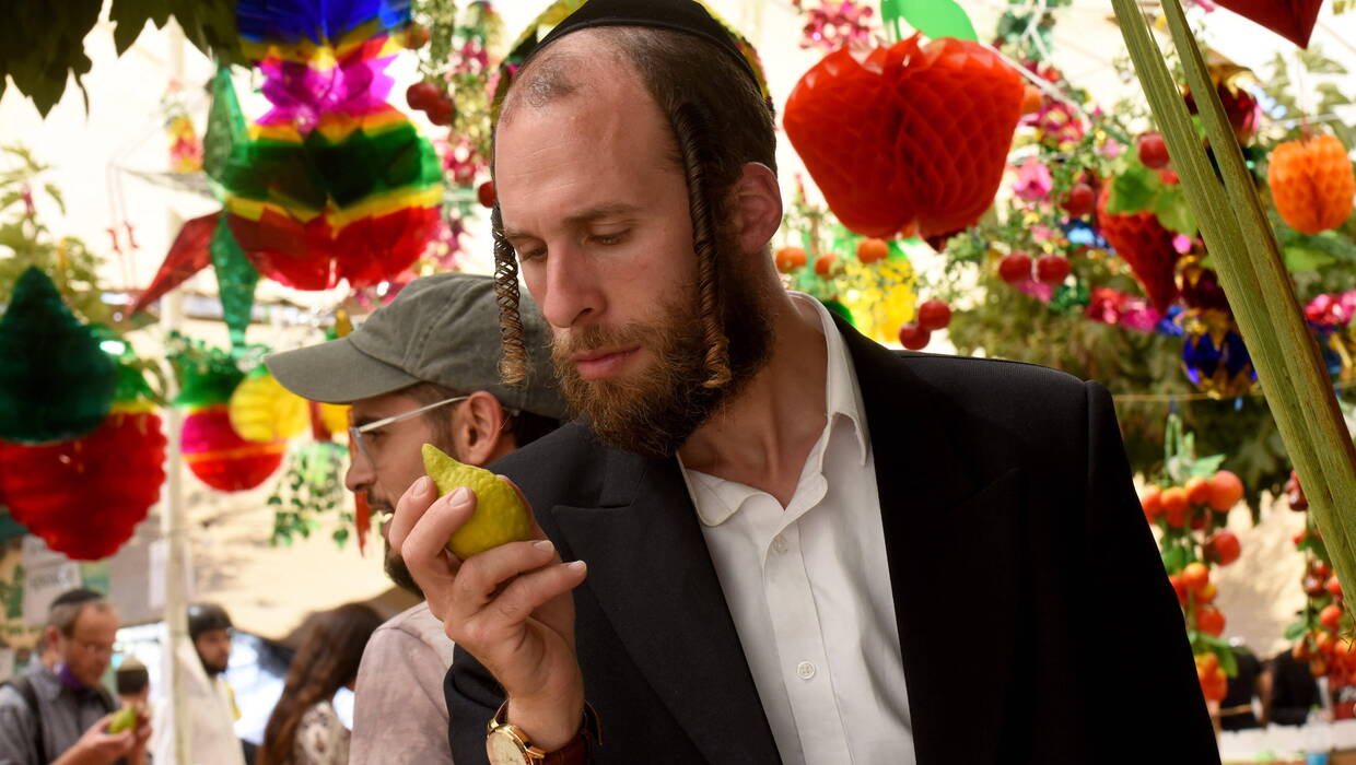 Ortodoksyjny Żyd na bazarze w Jerozolimie, fot. PAP/Newscom/DEBBIE HILL