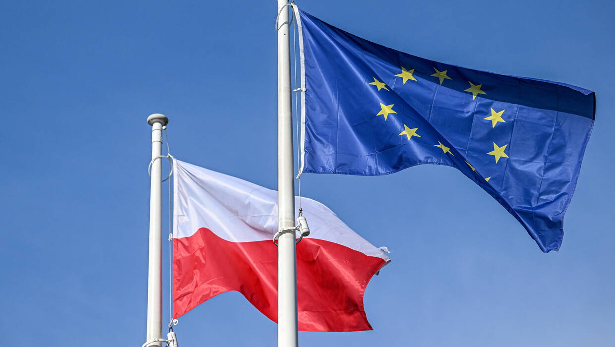 Flagi RP i UE. Fot. PAP/Darek Delmanowicz