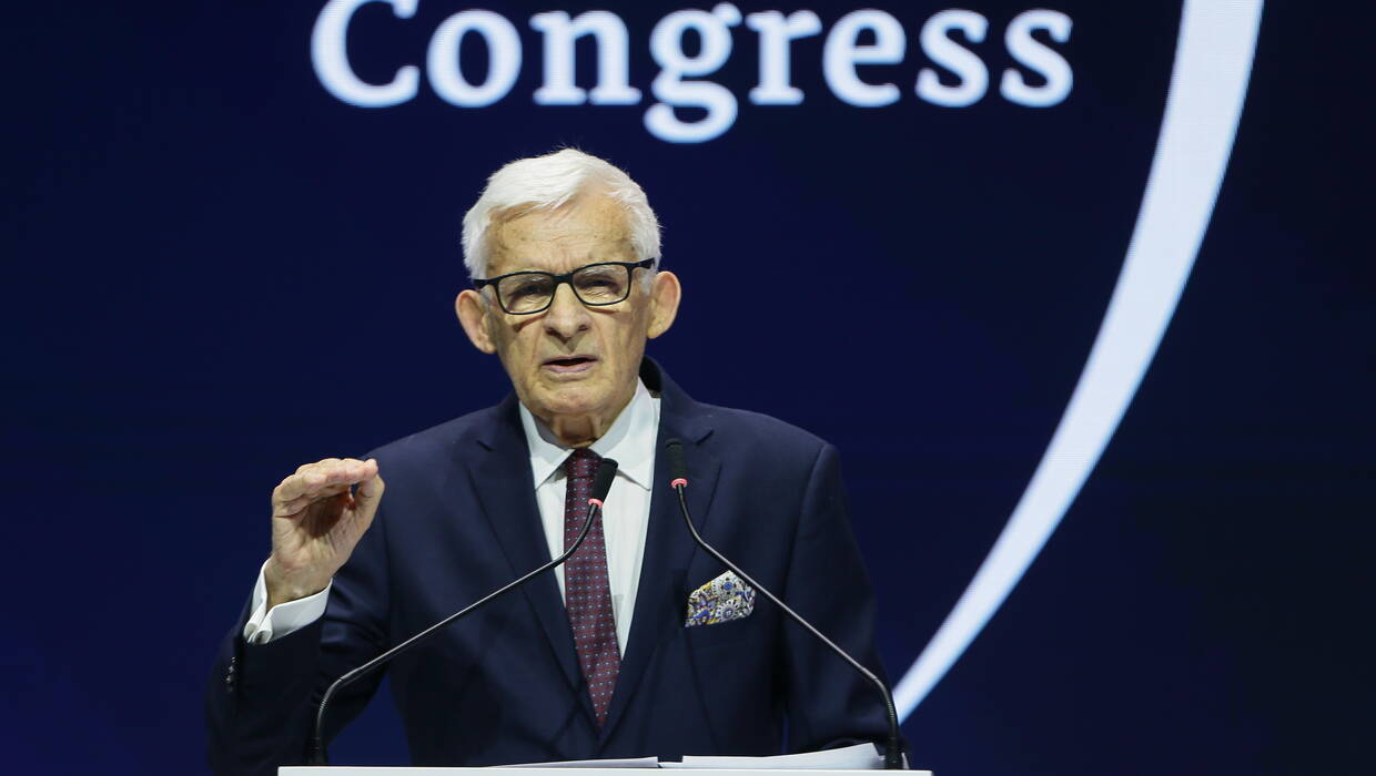 Przewodniczący rady kongresu Jerzy Buzek. Fot. PAP/Jarek Praszkiewicz
