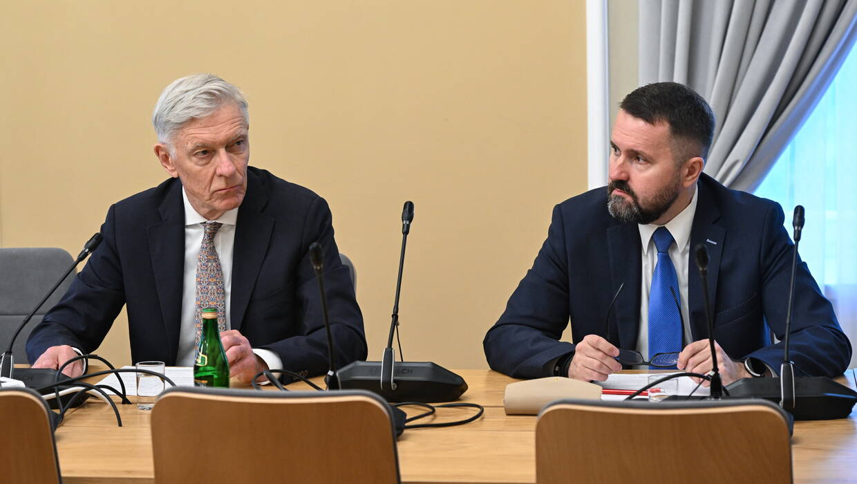 Jacek Najder (z prawej) podczas posiedzenia sejmowej komisji spraw zagranicznych Fot. PAP/Radek Pietruszka 