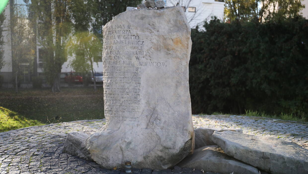 Kamień pamiątkowy na szczycie Kopca Anielewicza przy ul. Miłej w Warszawie, fot. PAP/Albert Zawada