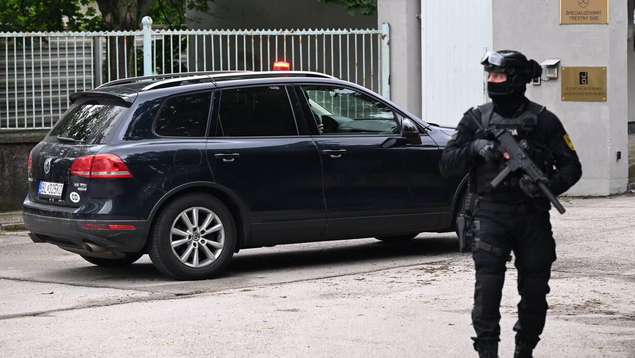 Transport zamachowca, który postrzelił premiera Słowacji, fot. PAP/CTK/Vaclav Salek