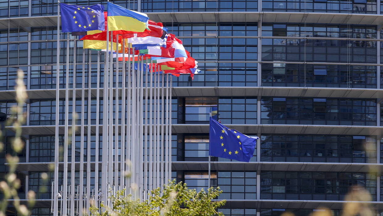 Flagi UE oraz państw członkowskich i Ukrainy. Zdj. ilustracyjne. Fot. PAP/ EPA/JULIEN WARNAND
