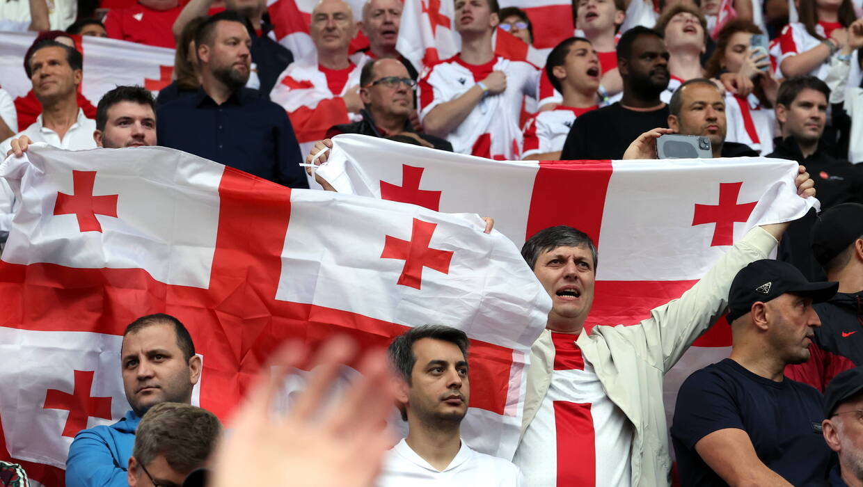 Gruzińscy kibice na stadionie podczas Euro 2024, fot. PAP/EPA/GEORGI LICOVSKI