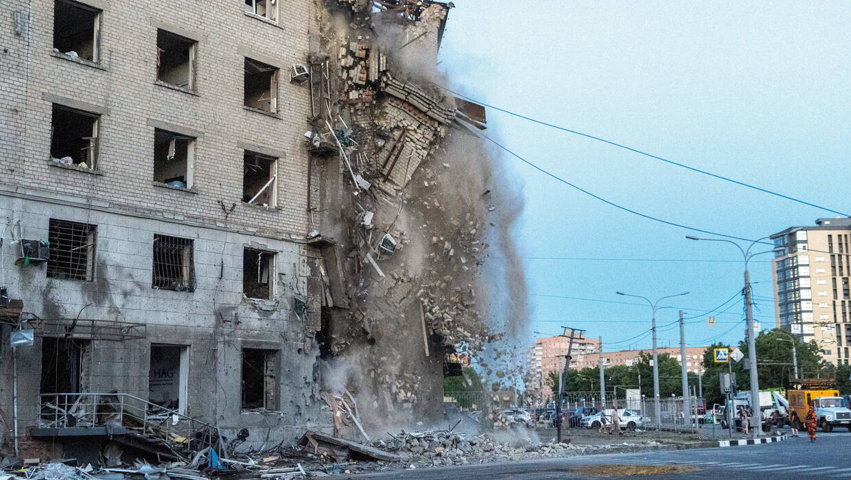 Zniszczenia w wyniku rosyjskiego ostrzału Charkowa. Fot. PAP/Mykola Kalyeniak