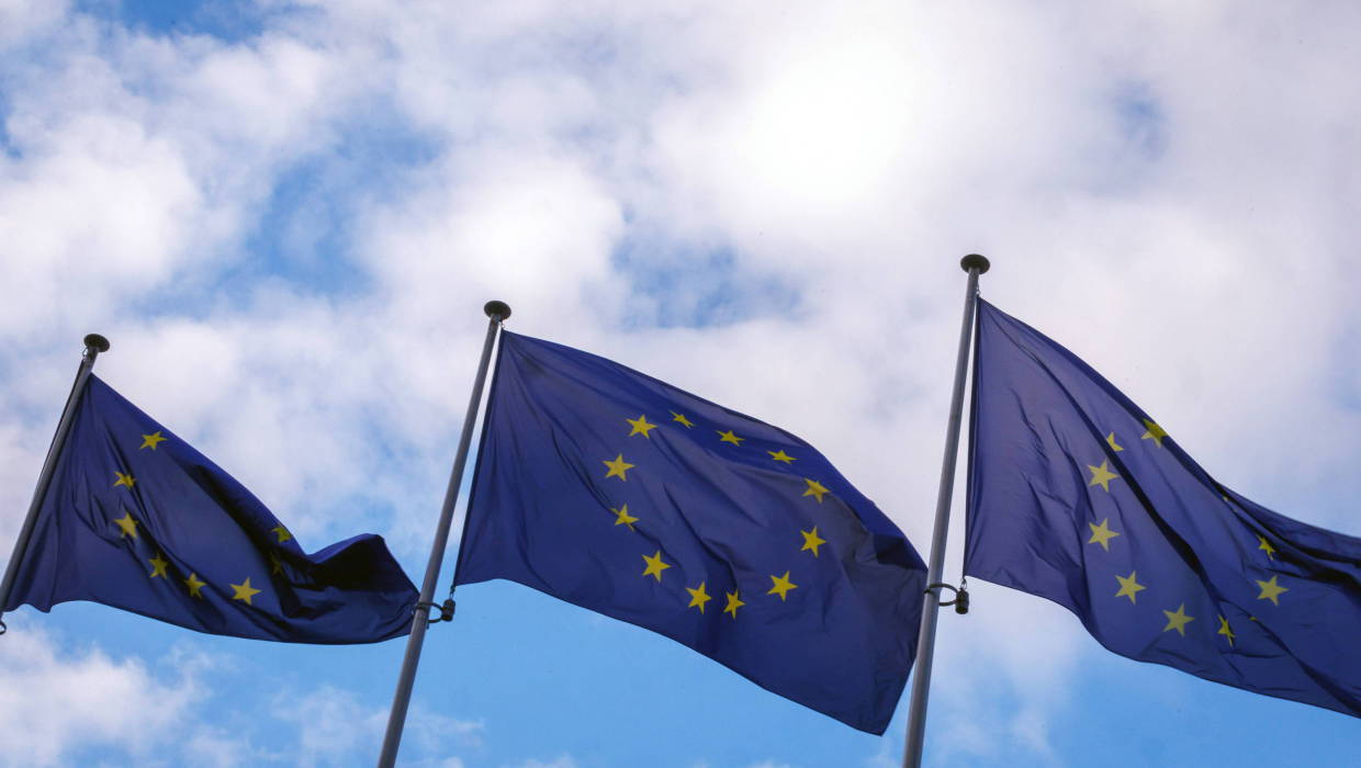 Flagi UE Fot. PAP/EPA/OLIVIER MATTHYS