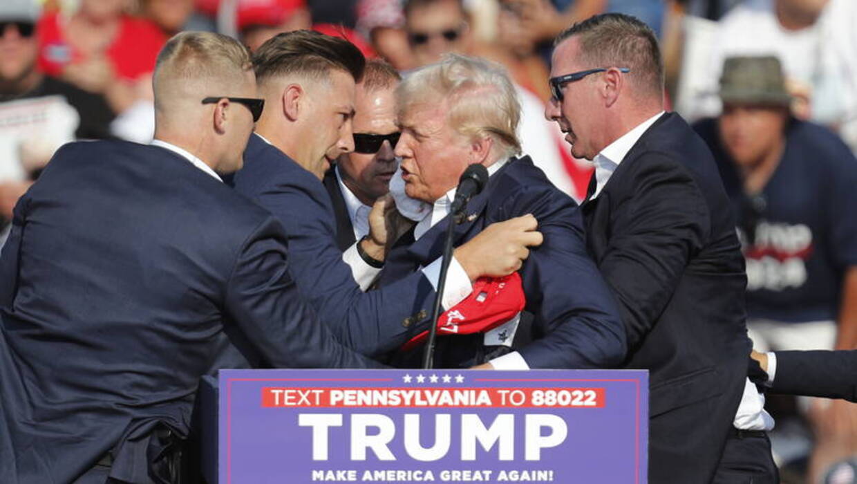 Donald Trump ranny podczas wiecu wyborczego w Pensylwanii. Fot. EPA/DAVID MAXWELL