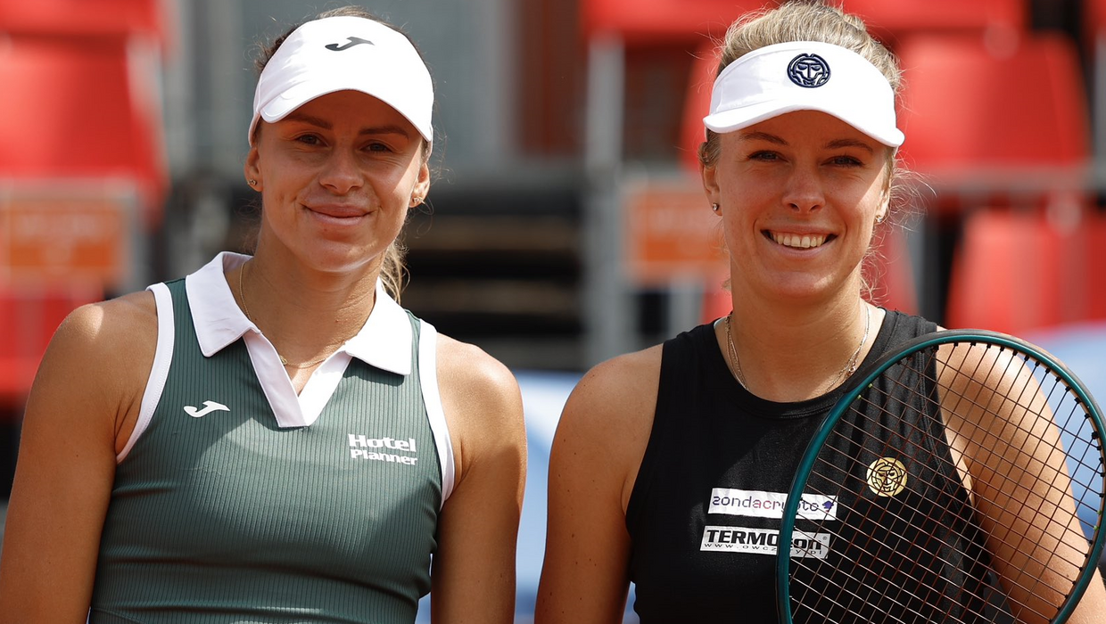 Magda Linette i Magdalena Fręch podczas finału turnieju WTA w Pradze, fot. X/@livesportprague