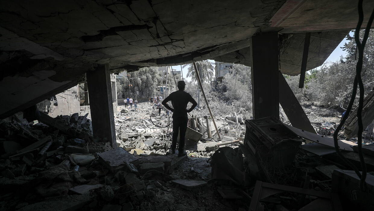 Mężczyzna w zniszczonym budynku w Strefie Gazy Fot. PAP/EPA/MOHAMMED SABER