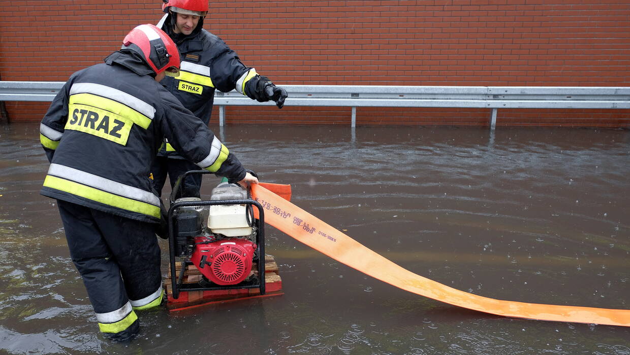 Strażacy wypompowują wodę Fot. PAP/Darek Delmanowicz