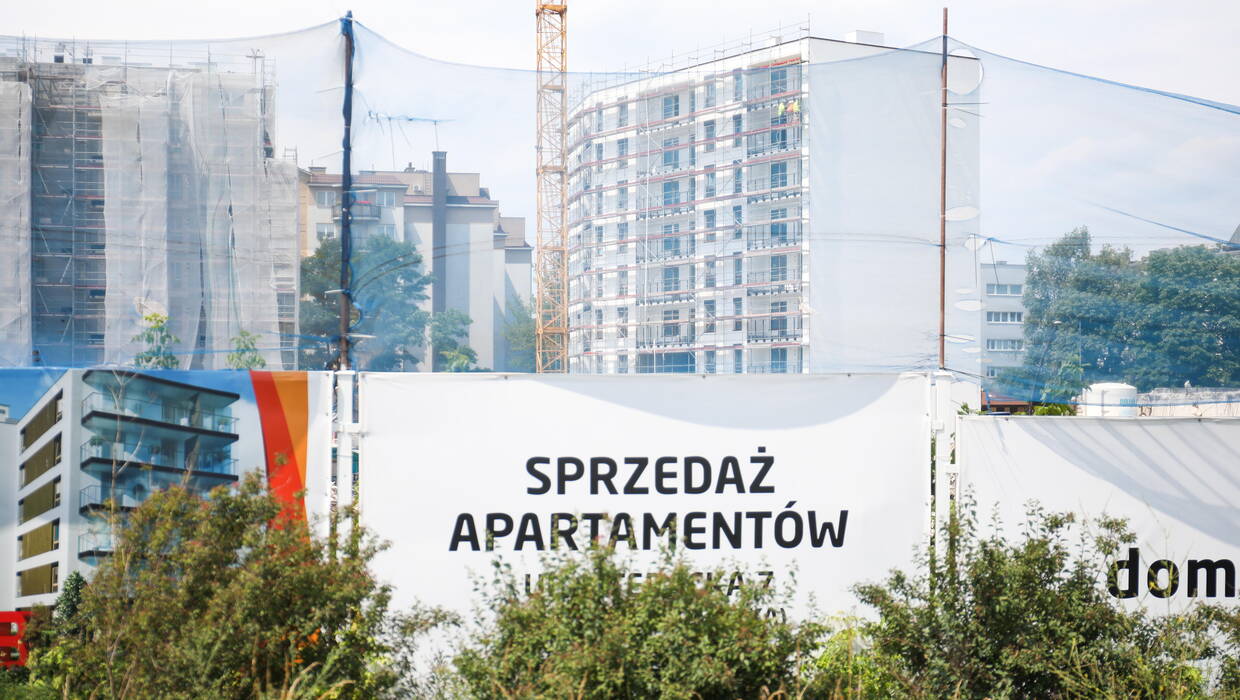 Ogłoszenie o sprzedaży mieszkań w jednej z warszawskich dzielnic. Fot. PAP/ Albert Zawada