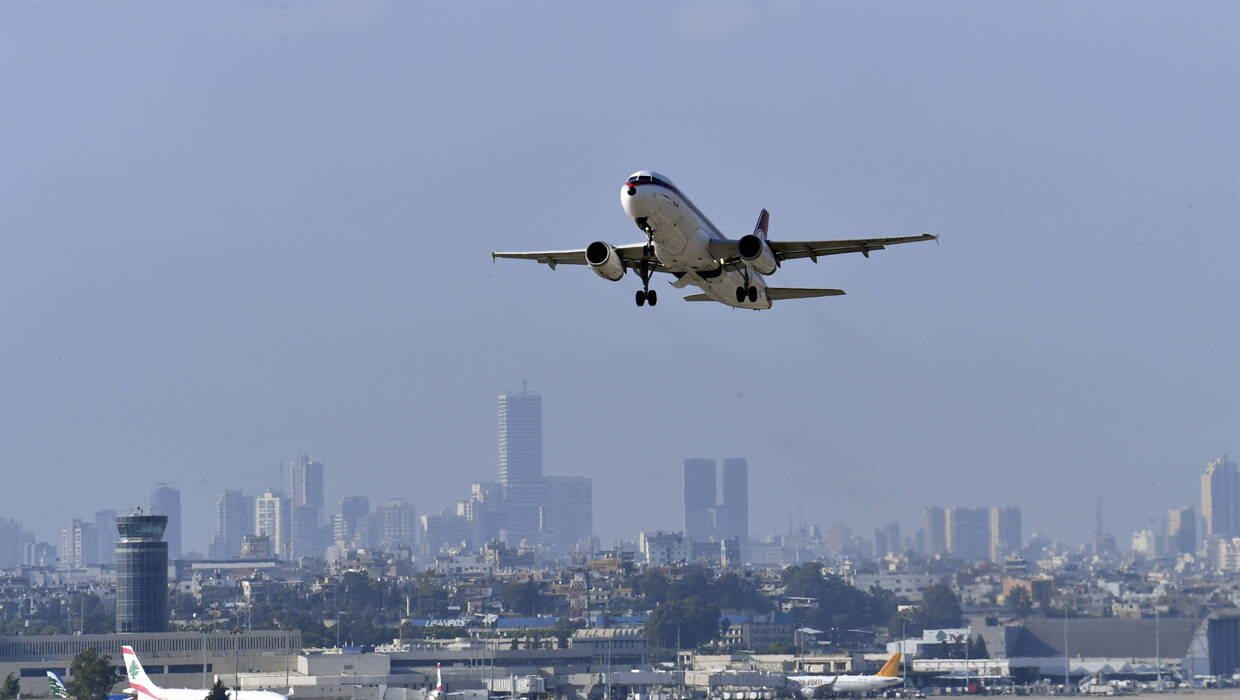Samolot na lotnisku w Bejrucie, zdjęcie ilustracyjne, fot. PAP/EPA/	WAEL HAMZEH