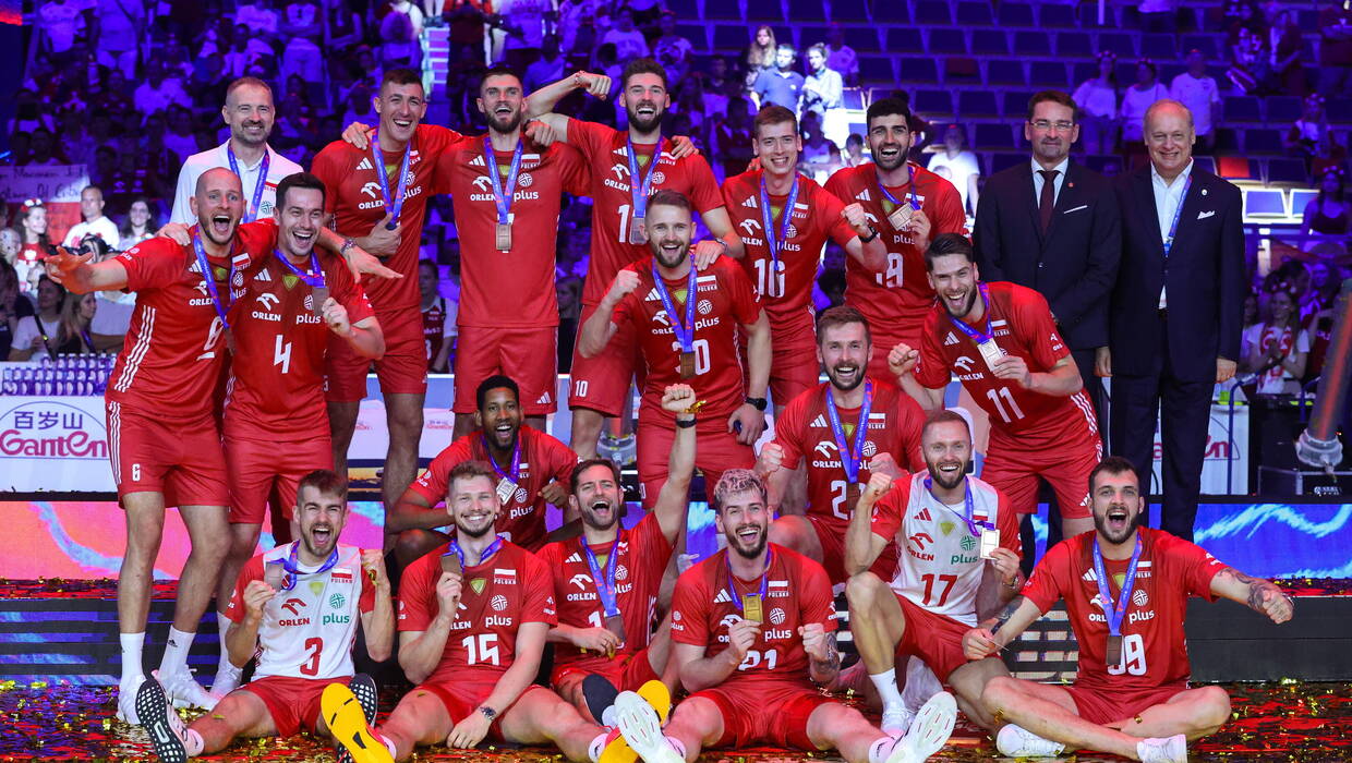 Reprezentacja Polski podczas ceremonii dekoracji w finale siatkarskiej Ligi Narodów. Fot. PAP/Marian Zubrzycki