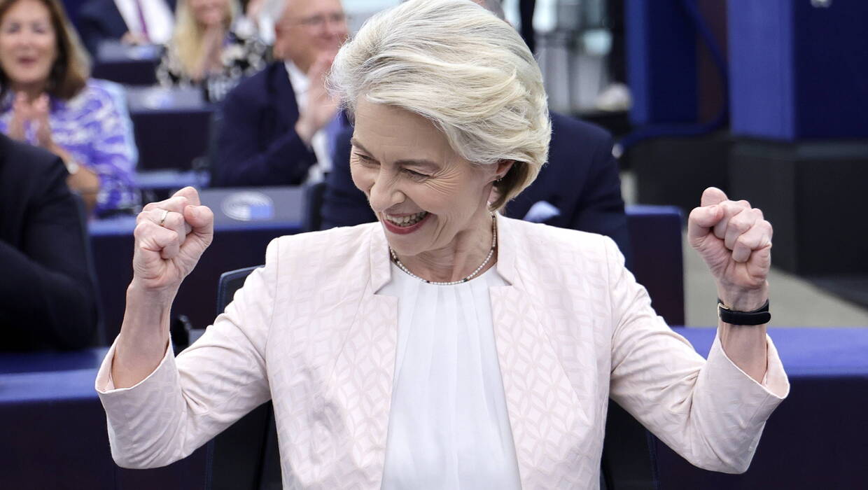 Strasburg, Francja 18.07.2024. Ursula von der Leyen reaguje po ogłoszeniu wyboru jej osoby na kolejną pięcioletnią kadencję przewodniczącej Komisji Europejskiej fot. PAP/EPA/Ronald Wittek